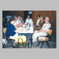59-09-1045 2. Kirchspieltreffen 1997. Eine Guppe Besucher aus Roddau Perkuiken..JPG